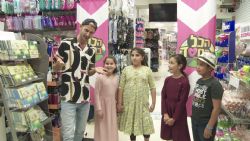 הכל בחסד עונה 3 פרק 17 - מבוא מודיעים חלק ב