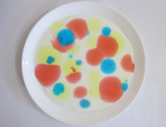 טיפות צבעי מאכל בתוך חלב